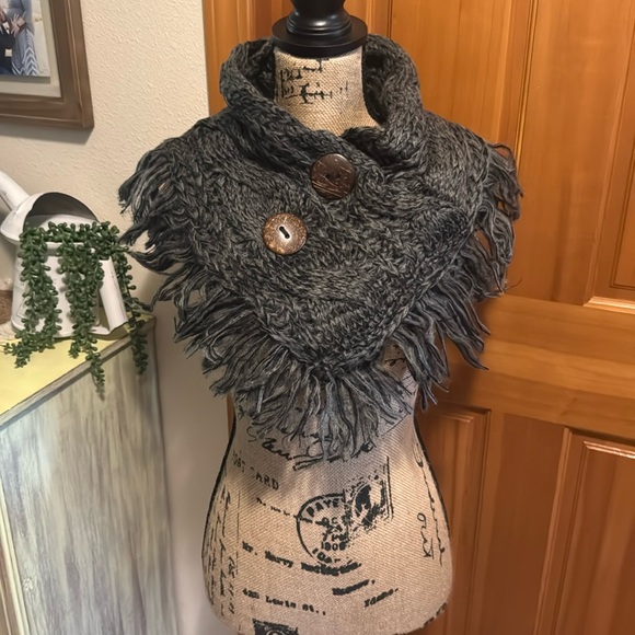 Accessories - 🆕 Chunky Knit Gray/Black Cowl/Scarf with Wooden Like Large Buttons